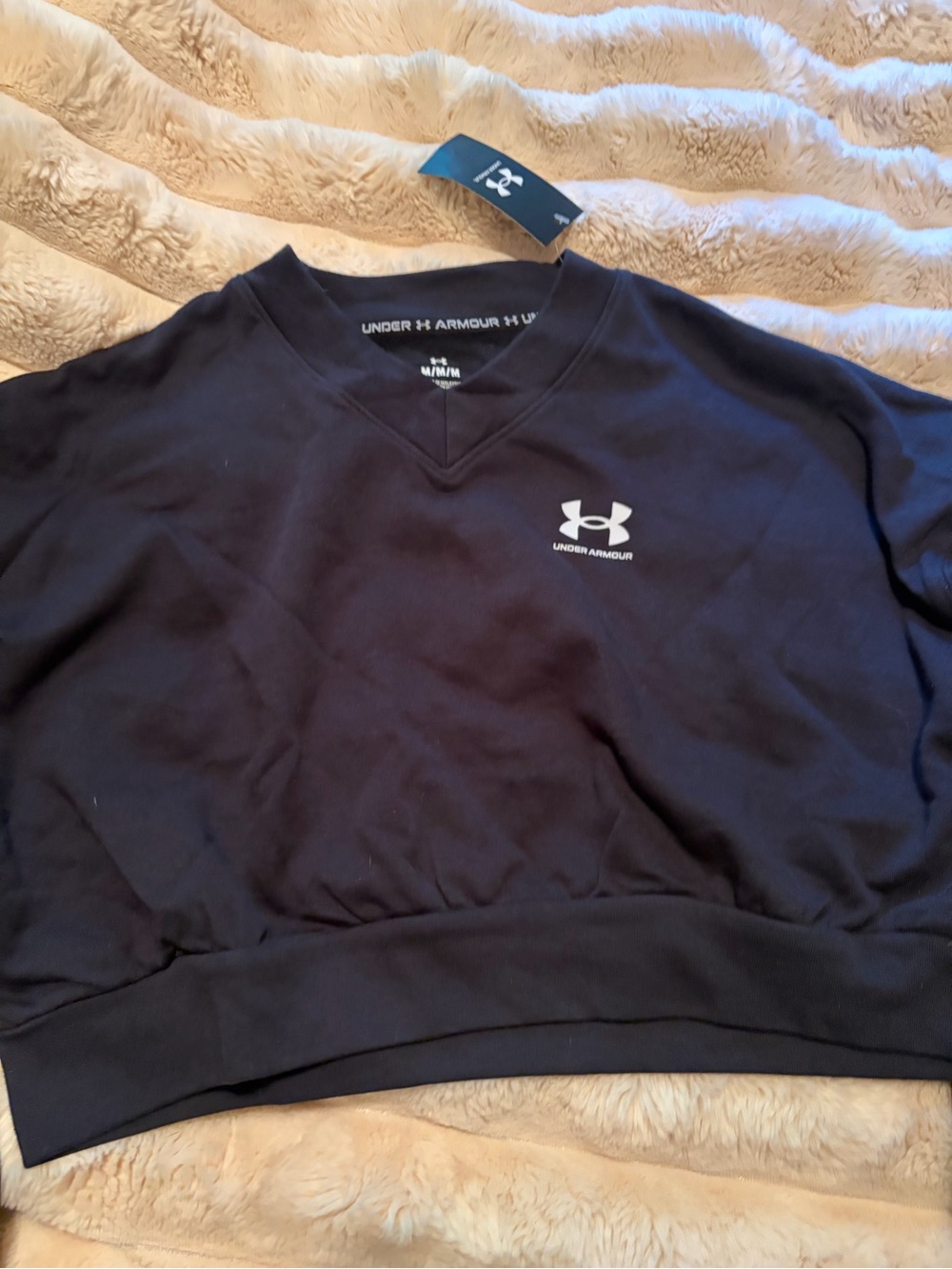 Under Armour Women’s cropped Black v-neck Sweatshirt NWT M